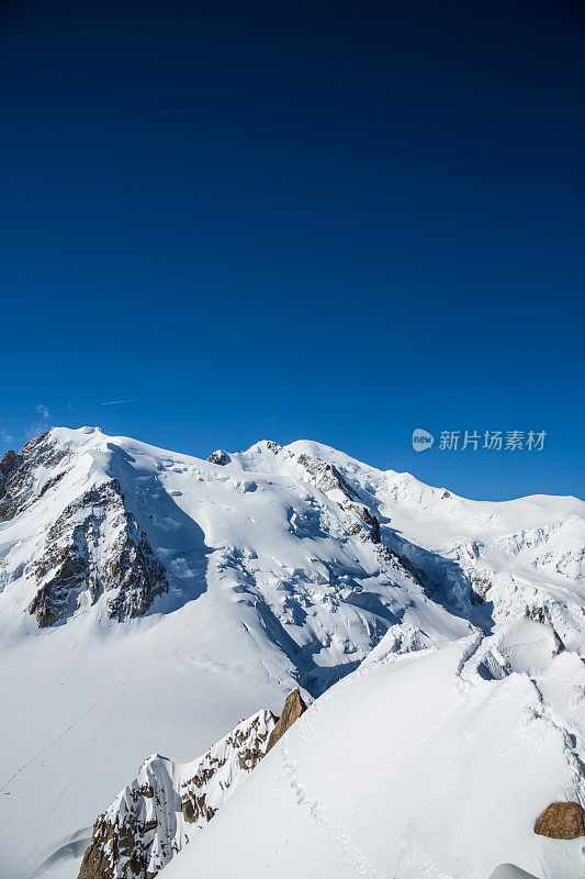 从法国夏蒙尼的Aiguille du midi俯瞰阿尔卑斯山